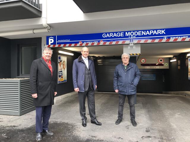 Bezirksvorsteher Erich Hohenberger (SPÖ), Garagenbetreiber Johann Breiteneder und Hermann Kleedorfer (SPÖ), (v.l.). bei der Eröffnung.