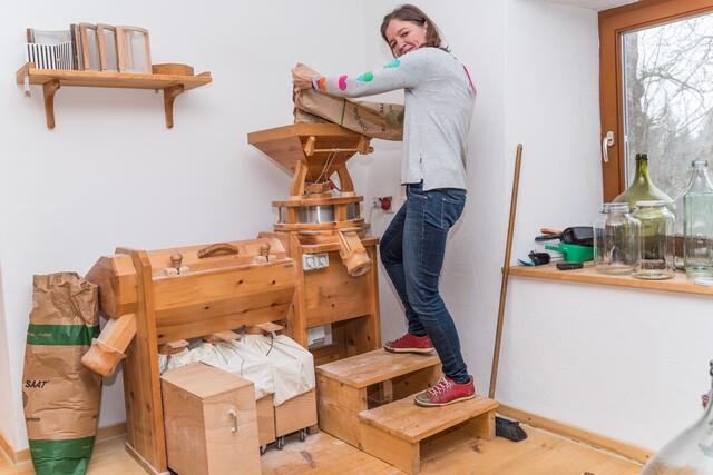 Maria Grünbacher legt bei einer richtigen Getreidemühle selbst Hand an. | Foto: Alfred Hofer