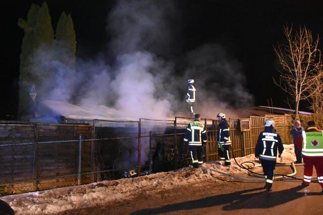 Die Freiwillige Feuerwehr Wörgl löschte am 9. Februar einen Brand in einem Wörgler Schrebergartenhäuschen.  | Foto: ZOOM.Tirol