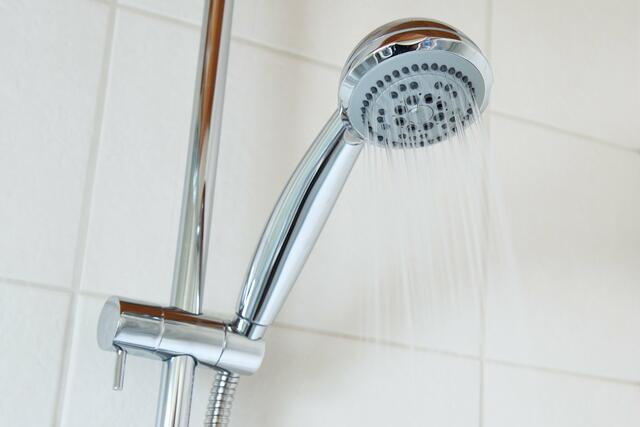 Ein Tipp zum Energie sparen betrifft das Warmwasser: Durch das Duschen verbraucht man dreimal weniger Wasser als bei einem Vollbad. Zusätzlich kann noch durch den Einbau von Spar-Duschköpfen und Durchflussbegrenzern gespart werden. | Foto: Symbolbild: Pixabay