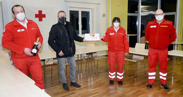 Mit coronabedingt großem Abstand, aber nicht weniger herzlich: Heinz Eckerstorfer (2. von links) mit den Rettungssanitätern Christoph Augeneder-Fleck, Heidi Rathmayr und Frank Langfellner. | Foto: Martina Augeneder-Fleck