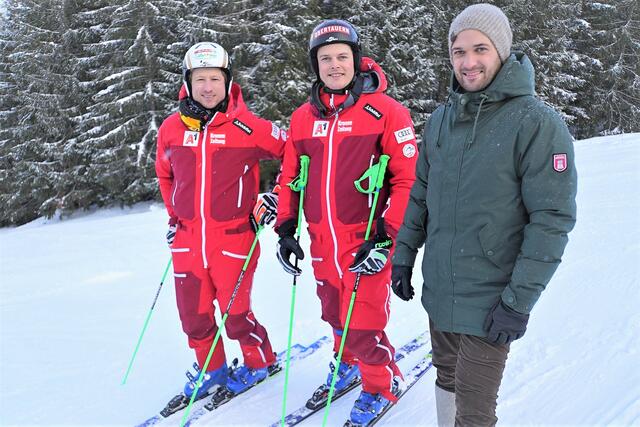 Trainingsbesuch beim Skiclub Radstadt: Richard Deutinger mit den alpinen ÖSV-Skifahrern Hannes Reichelt (li.) und Christopher Neumayer. | Foto: ServusTV