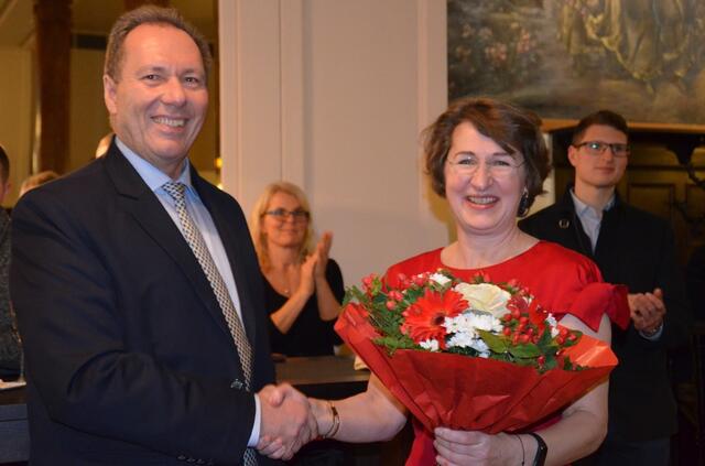 Bezirksvorsteher Franz Prokop (SPÖ) gratulierte 2016 Chefin Martina Postl zur Eröffnung des Café Ritter. | Foto: Anna-Claudia Anderer