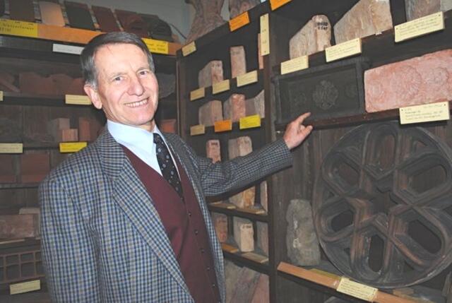 Peter Singer in seinem "zweiten Wohnzimmer", dem Bezirksmuseum Favoriten. | Foto: Bezirksmuseum Favoriten