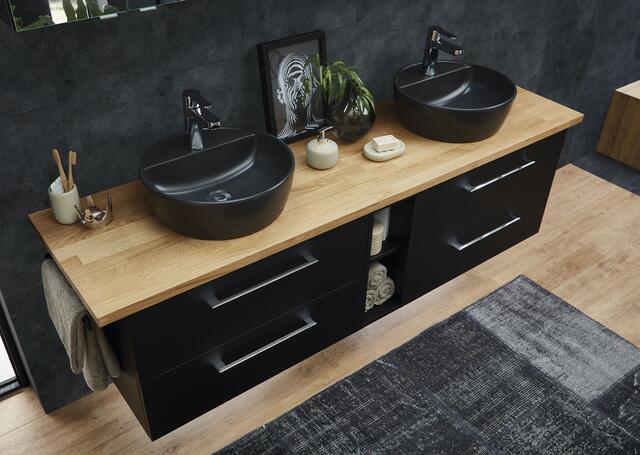 Einer der Trends im Badezimmer für 2021 ist die Eingliederung der Farbe Schwarz in die Einrichtung. In Kombination mit anderen Farben entstehen spannende kontrastreiche Akzente. | Foto: Pelipal