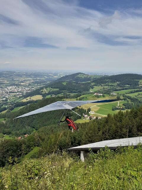 Skybird Kremstal-Obmann Wolfgang Wirtl aus Molln bei einem Start am Hirschwaldstein in Micheldorf.