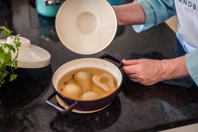 Gedünstete Birnen im Riess-Topf am Biogut Sandbauer | Foto: © Angela Albrecht / DOG &amp; PONY MEDIA