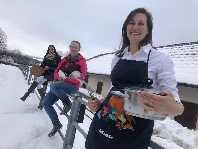 Nicht die Gewinnmaximierung sollte an erster Stelle stehen, sondern die Nutzenmaximierung. Darüber sind sich (v. re.) Christine Wind aus Tamsweg, Yvonne Roßmann aus Unternberg und Elisabeth Angermann aus Mariapfarr einig. Sie haben eine gemeinsame Vision: sie wollen einen genossenschaftsorientierten Markt mit Geselligkeitsecke gründen. "Jeder darf sich einbringen, jeder kann daraus einen Nutzen ziehen", so ihr Tenor. | Foto: Peter J. Wieland