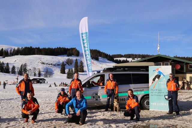 Freudige Übergabe auf der Postalm: Bergrettung Strobl und Postalm Geschäftsführer Linus Pilar. | Foto: Bergrettung Strobl