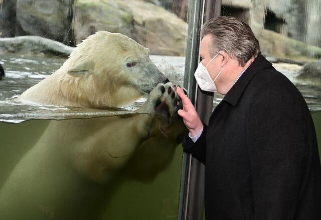 Finja freute sich sichtlich über das Wiedersehen mit ihrem Paten. | Foto: C.Jobst/PID