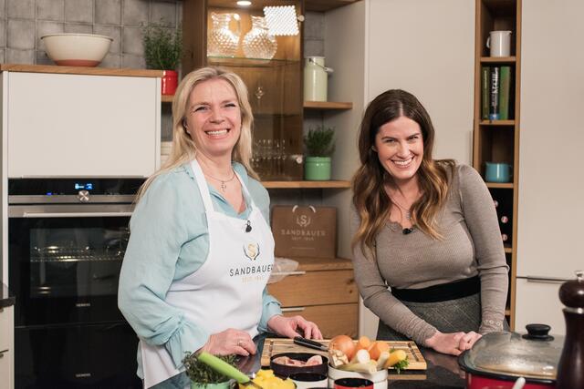 Rosemarie Hintermüller mit Moderatorin Conny Bürgler  | Foto: © Angela Albrecht / DOG &amp; PONY MEDIA