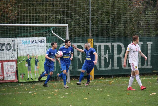 Wann dürfen die Innsbrucker Mannschaften im Amateurfussball wieder jubeln und trainerien? | Foto: Kofler