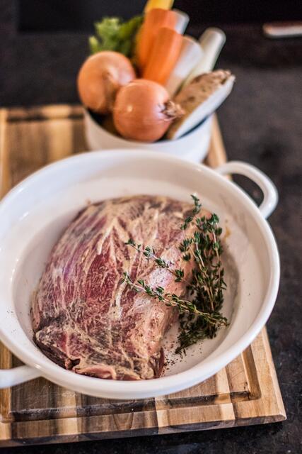 Rindermostbraten in Bio-Qualität vom Sandbauer | Foto: © Angela Albrecht / DOG &amp; PONY MEDIA