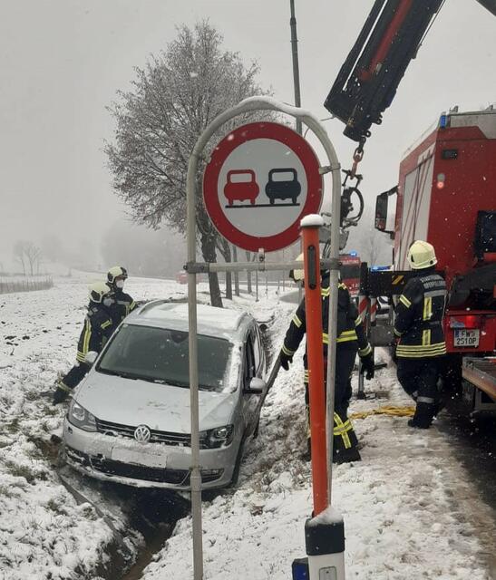 Der PKW wurde mittels Kran geborgen. | Foto: Feuerwehr Oberpullendorf