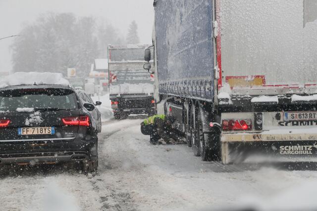 Bei winterlichen Fahrverhältnissen sind Winterreifen Pflicht. | Foto: Neumayr