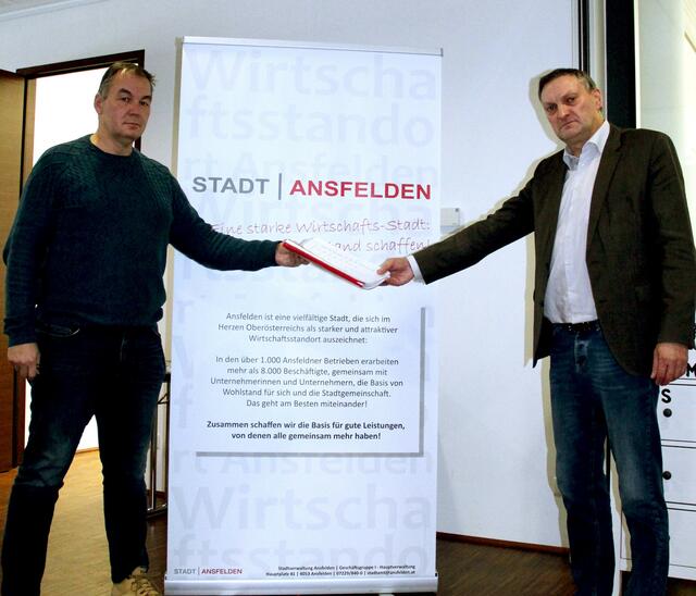 Ansfeldens SPÖ-Fraktionsobmann Thomas Unger (li.). übergab den Resolutionsantrag an Bürgermeister Manfred Baumberger. | Foto: Privat