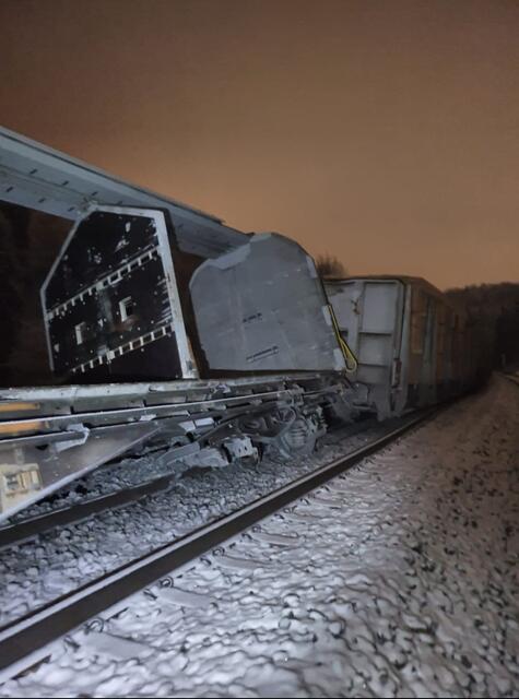 Zwischen Eugendorf und Salzburg geht nichts mehr. Die entgleisten Waggons haben die Schienen beschädigt. | Foto: ÖBB/Stockinger