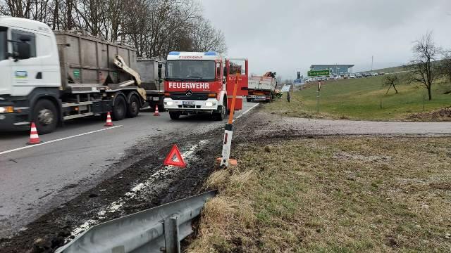  Der Tank des Lastwagen war aufgerissen, wodurch Diesel auslief. | Foto: FF St. Marienkirchen am Hausruck