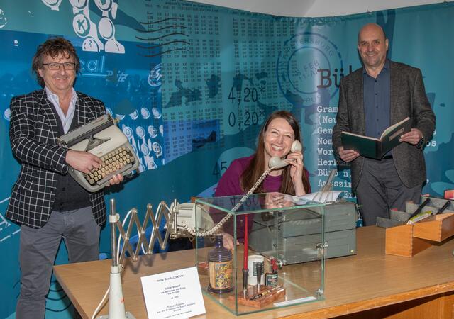 Von rechts nach links: Bgm. Joachim Maislinger, Museumskuratorin Angela Gierlinger und Bachschmiede Geschäftsführer Bernhard Robotka.

 | Foto: Die Bachschmiede/Reifberger