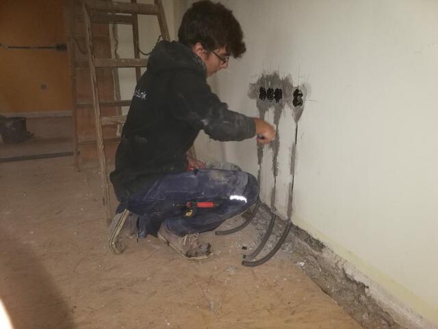 B. Tiefenbacher ist im 4. Lehrjahr (Foto vor Corona) | Foto: Elektro Sunk