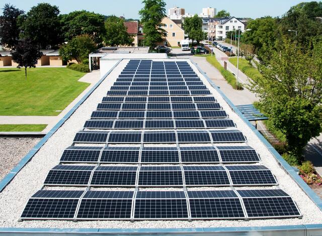 Die 64 kWp-Anlage auf dem Dach der Freibadumkleide erzeugt Strom für den Betrieb von Frei- und Hallenbad.