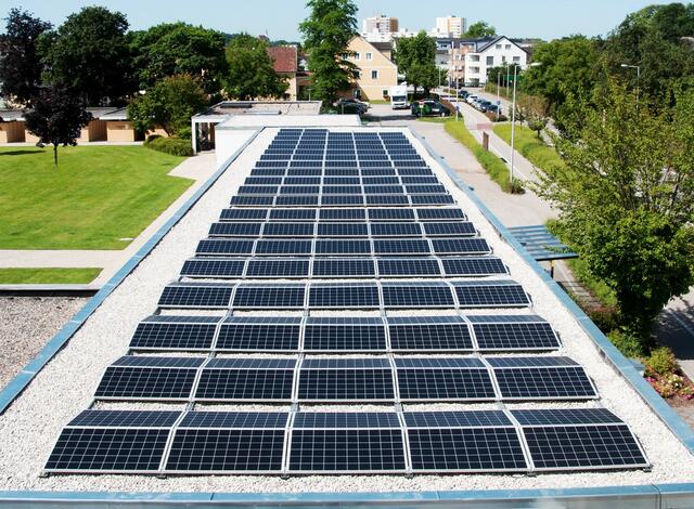 Die 64 kWp-Anlage auf dem Dach der Freibadumkleide erzeugt Strom für den Betrieb von Frei- und Hallenbad.  | Foto: Stadtamt Braunau