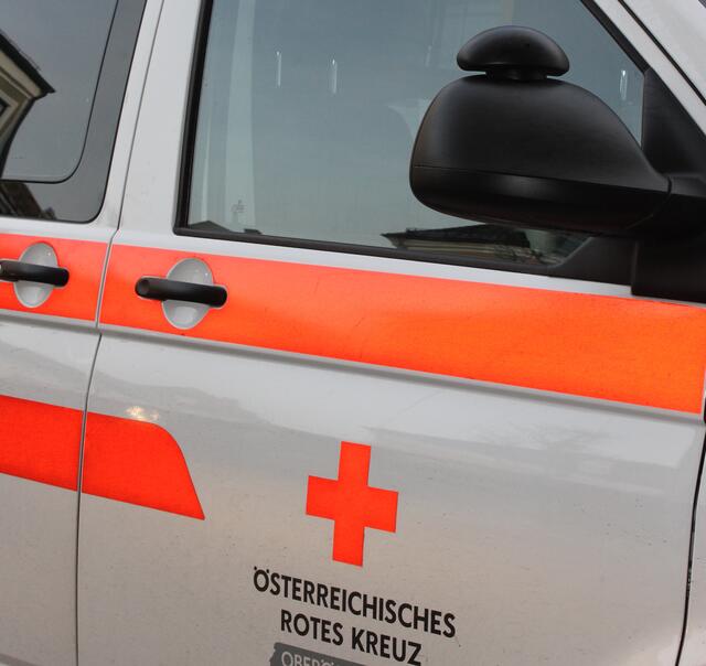 Die Rettung lieferte die Fußgängerin mit Verletzungen unbestimmten Grades in das Krankenhaus Ried ein. | Foto: Huber