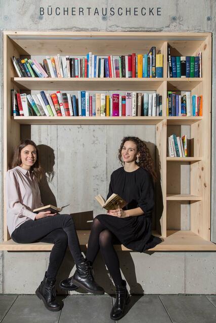 Auch eine gemütliche Büchertauschecke steht den Bewohnern zur Verfügung. | Foto: Josef Fischer