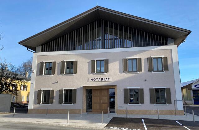 Der äußerst energieeffiziente Neubau bietet helle und moderne Arbeitsplätze für Notar Stephan Moser und seine 21 Mitarbeiter. | Foto: Notariat Neumarkt