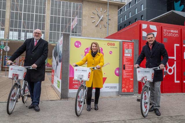 Andreas Matthä, Alexandra Reinagl und Stadtrat Peter Hanke sind mit Citybikes zur neuen WienMobil-Sharingstation angereist (v.l.). | Foto: Wiener Linien/Gritsevskaja