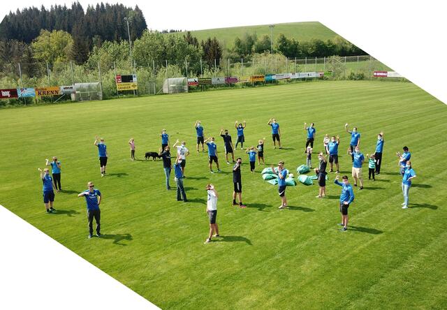 Die Neufeldner Fußballer organisierten eine Müll-Sammelaktion.