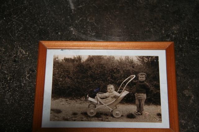 Schon als Kind liebte Nikolaus Glattauer (am Foto mit seinem Bruder Daniel) am Laaerberg wohl. | Foto: Karl Pufler