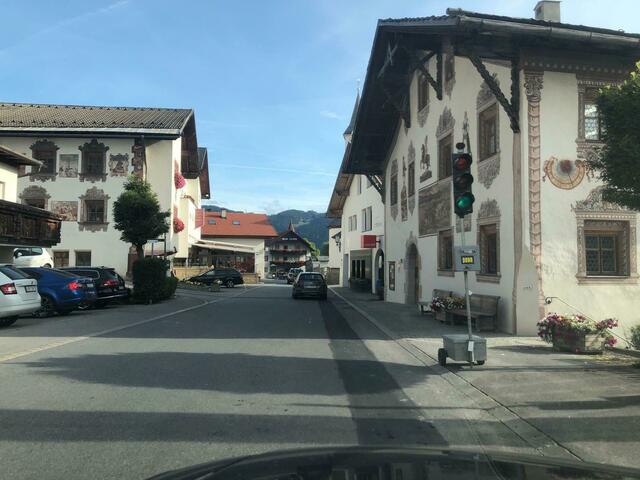 Gerade der Bereich bei der Kirche mit der unübersichtlichen Engstelle ist ein Nadelöhr auf der L 286 Ladiser Straße.