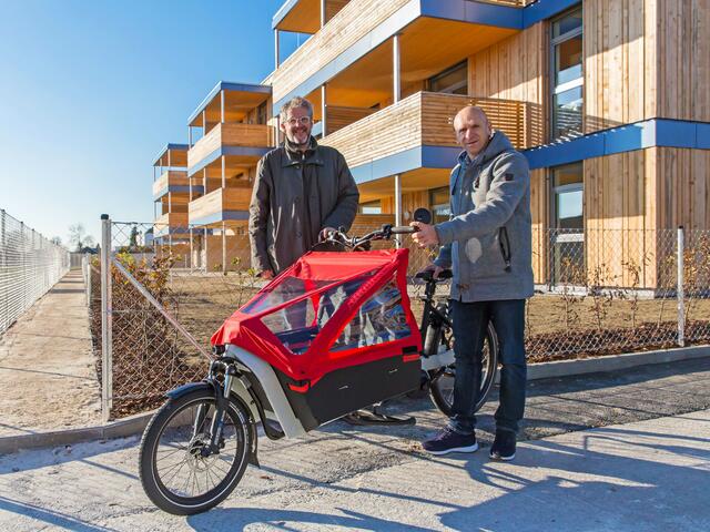 Trio-Geschäftsführer Wolfgang Mairhofer (re.) und Maximilian Weiß (li.) mit dem neuen E-Lastenrad. | Foto: Josef Fischer