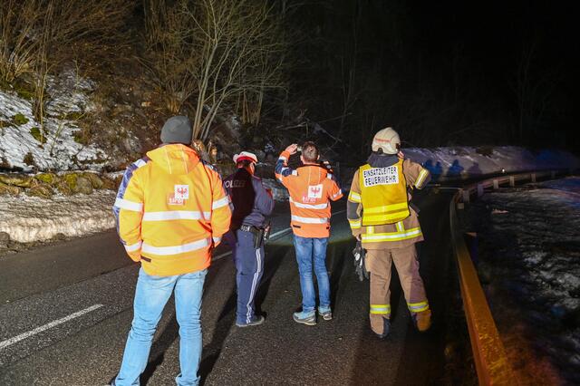 Die Experten geben die Sellraintalstraße am Freitag ab 17 Uhr wieder einspurig für den Verkehr frei! | Foto: zeitungsfoto.at
