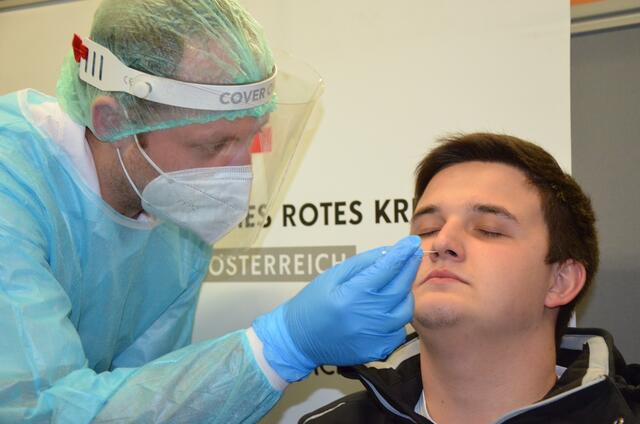 Bislang werden die Abstriche für Corona-Tests nur von medizinisch geschultem Personal abgenommen. | Foto: Rotes Kreuz Oberösterreich