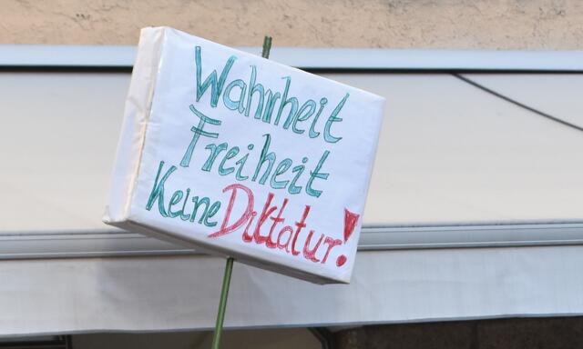 Die Ankündigungen für die Großdemo am 20.2. sorgen führ Unruhe. Die Parolen lauten "Kurz muss weg", "Tirol steht auf" oder "Wahrheit, Freiheit, keine Diktatur". | Foto: Stadtblatt