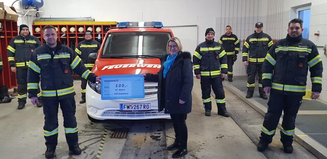 Ulrike Wall übergab der FF Ahorn eine Spende über 500 Euro. | Foto: Foto: FPÖ