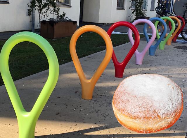 Bunte Lollies zeigen das moderne Weiz in "Ösenreich". | Foto: Hofmüller (3x)