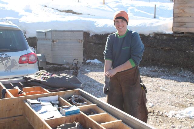 Vorbereitung: Viel Werkzeug hat die Hufschmiedin dabei. | Foto: Schauerte