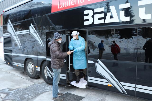 Mobiler Testbus beim  Schwimmbad in Pettneu am Arlberg: Hier heißt es kurz warten, bis das Ergebnis vorliegt. | Foto: Othmar Kolp