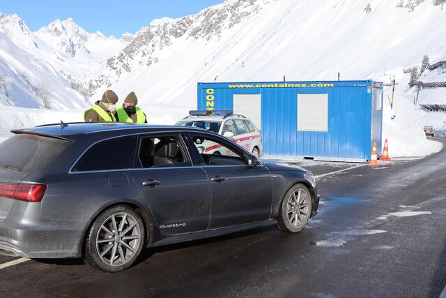 Auch auf Passhöhe in St. Christoph am Arlberg an der Landesgrenze zu Vorarlberg wurde jedes Fahrzeug kontrolliert. | Foto: Othmar Kolp