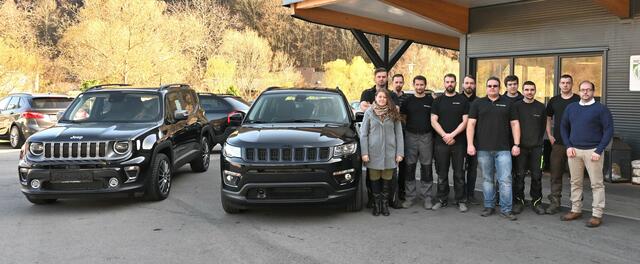 Richard Keklik (rechts) und sein zwölfköpfiges Team vertreten Jeep und Fiat in der Bezirkshauptstadt (Foto entstand vor Corona-Abstandsregeln). | Foto: KR Tuning