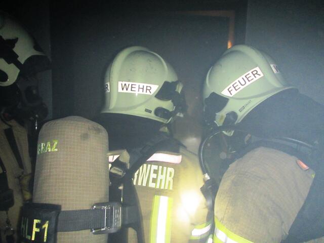 Die Berufsfeuerwehr hatte am Schönaugürtel viel zu tun. | Foto: BF Graz