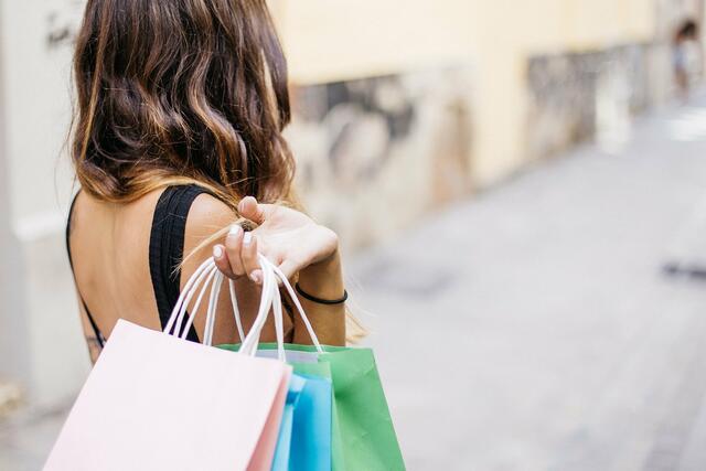 Ob Onlineshoppen oder lokal einkaufen ist die Frage.