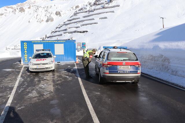 Trotz traumhaften Wetter herrschten am Arlbergpass eisige Temperaturen.  | Foto: Othmar Kolp