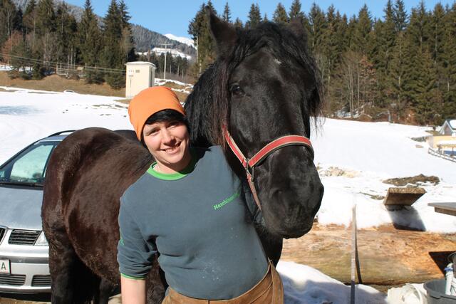 Mag Pferde: Katharina Zankl mit ihrer Stute Lindsey. | Foto: Schauerte