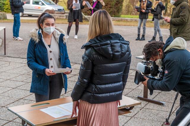 Die Klassenvorstände übergaben die Schulnachrichten im Outdoor-Bereich der Schule an die Schüler der 4. Klassen. | Foto: Starkl Rene/Photo Starkl