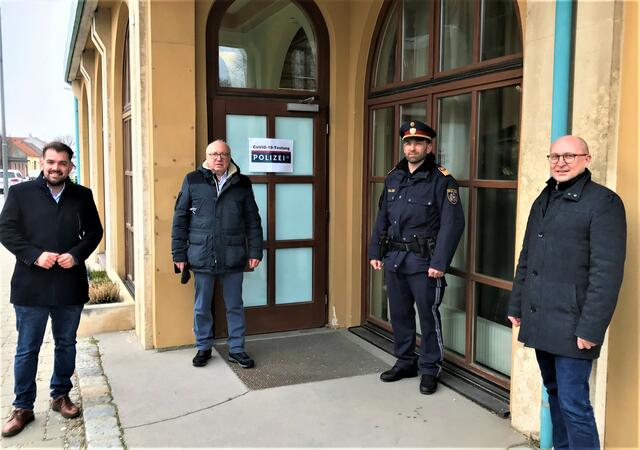 Stv.-Bezirkspolizeikommandant Thomas Peck überzeugte sich von der Teststraße im Gemeindeamt Gols. | Foto: Gols
