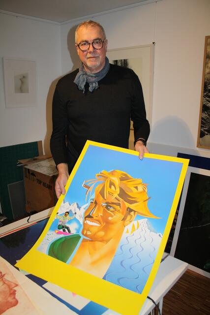 Künstler und Fotograf Edgar Mall mit einer älteren Airbrush-Arbeit. | Foto: Elisabeth Zangerl 